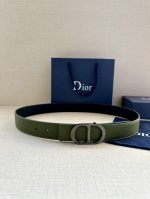 宽度3.5Cm 这款白金色饰面黄铜腰带扣采用“Cd”标志点缀，镌刻有 Dior Oblique 图案，经典元素呈现本季全新风采。设计精巧，可与各式 35 毫米腰