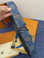 品牌 LV 4.0cm 特 描述 这款饰有LV带扣的腰带配以水牛皮衬里，覆以Monogram 牛皮。展现细腻的品牌特质，是牛仔裤的理想配件 LV字母带扣 Mon