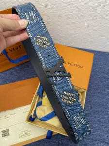 品牌 LV 4.0cm 特 描述 这款饰有LV带扣的腰带配以水牛皮衬里，覆以Monogram 牛皮。展现细腻的品牌特质，是牛仔裤的理想配件 LV字母带扣 Mon