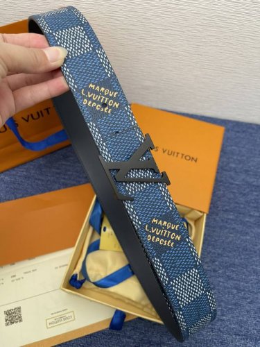 品牌 LV 4.0cm 特 描述 这款饰有LV带扣的腰带配以水牛皮衬里，覆以Monogram 牛皮。展现细腻的品牌特质，是牛仔裤的理想配件 LV字母带扣 Mon