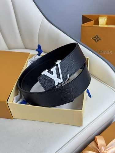 Lv 奢华款现代 饰以雅致大方的标志性 柔软结实的皮带 可搭配从礼服到休闲装各种服饰 宽度4.0Cm
