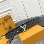 Lv Check 双面腰带以 Damier Infini 压纹皮革和深邃 Damier 帆布演绎两式风尚，再令 Marque L.Vuitton Déposée