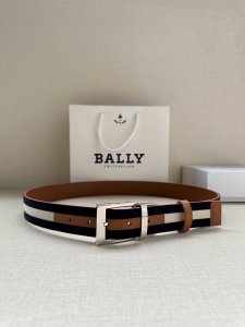 p210Bally(巴利) 专柜新款 男士休闲布配皮双用腰带 宽3.4Cm这款帆布腰带饰以蓝色和奶油色迷幻火车条纹，搭配土黄底 经典针扣 搭扣更显纤细，采用钛金