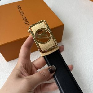 代购级 Lv男士自动腰带 新款进口小牛皮，手感细腻柔软。搭配纯钢自动精品钢扣，男士必备！宽度：3.5Cm
