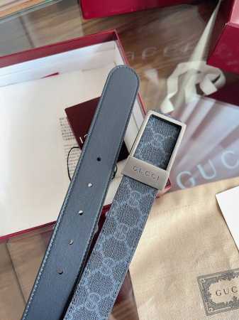 饰长方形搭扣双面腰带 标志性Gg图案继续为牛皮革配饰增色添彩，以现代风范演绎昔日经典，在这款黑色Gg粒面牛皮革腰带之上，字母图案以魅力之姿瞩目亮相，与饰有品牌刻 - 点击图像关闭