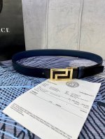 特P190 宽度3.5Cm Versace此款平纹小牛皮腰带饰有一枚几何形状的希腊回纹搭扣，可搭配正装或休闲装。