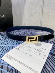 特P190 宽度3.5Cm Versace此款平纹小牛皮腰带饰有一枚几何形状的希腊回纹搭扣，可搭配正装或休闲装。