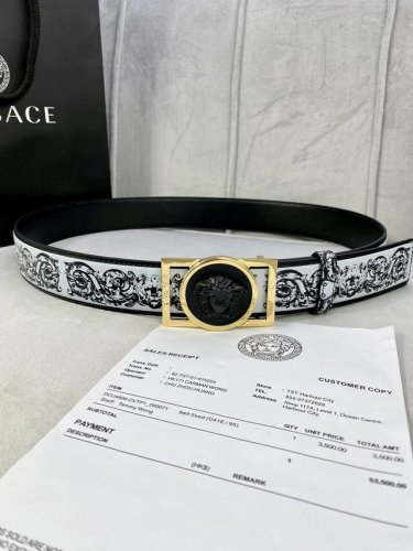 宽度4.0Cm Versace 范思哲 此款palazzo腰带采用牛皮革面料制作，并饰有le Popclassique图案印花和标志性的美杜莎五金配件。