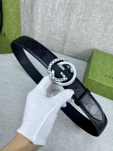 宽度4.0Cm 搭配原版皮带扣 、腰带以采用热压印技术的gucci Signature皮革精制而成，触感厚实，印花图案清晰分明带身点孔细节，反射gucci Si