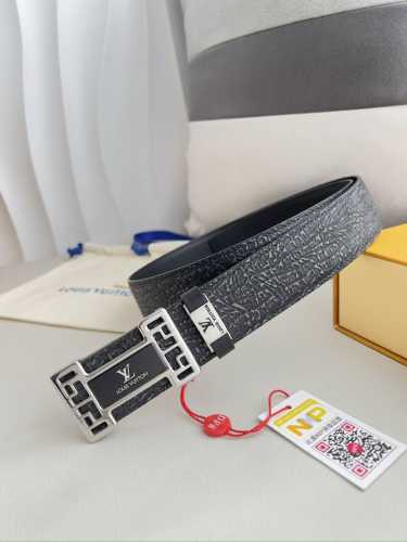品名： Lv..路易..威登腰带皮带原单 型号：挂扣，经典纯钢材质字母挂扣，头层牛皮，图片实物拍摄 材料：头层牛皮，挂扣系列，纯钢材质扣头，钯镀电镀工艺永不掉色