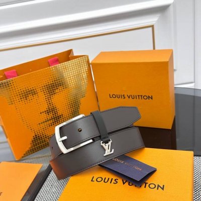 Everyday Pin 腰带为光滑皮革融入路易威登铭纹黄铜搭扣，再将精巧 Lv Initiales 装饰悬挂于束带圈之下。醒目缝线聚合视觉焦点，可轻松升级正装
