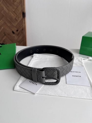 Bv 2025最新款男士编织腰带 纯手工Intreccio小格子编织 双面意大利小牛皮搭配编织纹理设计真空枪色针扣 金属圈皮带孔 皮带宽度35Mm 颜色: 灰色