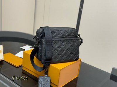 配折叠盒 Size：25*18.5Cm*7Cm Lv 男士三合一 可以解锁很多种组合背法 堪比乐高[调皮][调皮][调皮] 原单渠道货哦！ 质量你懂！