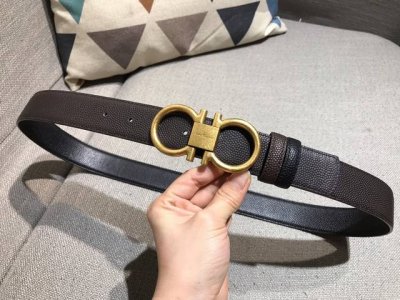 配送专柜全套礼盒包装。 Salvatore Ferragamo 菲拉格慕 专柜同款售，Made In Italy 带身采用原厂特供鱼子酱纹进口双面牛皮宽3.5M