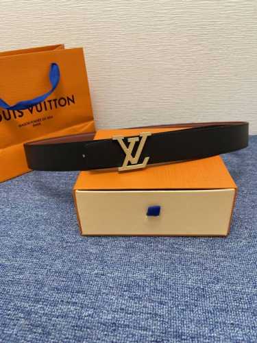 品牌Lv 3．5Cm 描述这款饰有Lv带扣的腰带配以水牛皮衬里，覆以Monogram 牛皮。展现细腻的品牌特质，是牛仔裤的理想配件 Lv字母带扣 Monogra