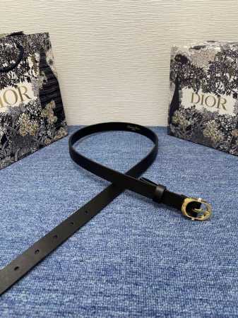 dior Chic 腰带特P180 20 毫米黑色光滑牛皮革 编号: B0667Ubgo_M900。 这款 Dior Chic 腰带是二零二五春夏成衣系列新品， - 点击图像关闭
