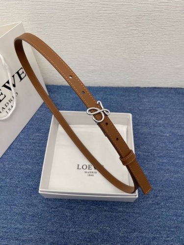 特 Loewe 罗意威 专柜最新同款腰带 选用光滑牛皮革腰带 饰以金属Loewe腰带扣五孔调节 卓越的工艺 个性的造型 精美的材质 宽:1.5