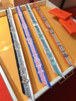 Phms2153 爱马仕新款 宫廷马具 Twilly 顶级斜纹真丝打造 超精细的印花 字迹非常清晰 绝对是送礼自用的首选丝带既可绕于颈间，亦可缠于腕部、腰部，同