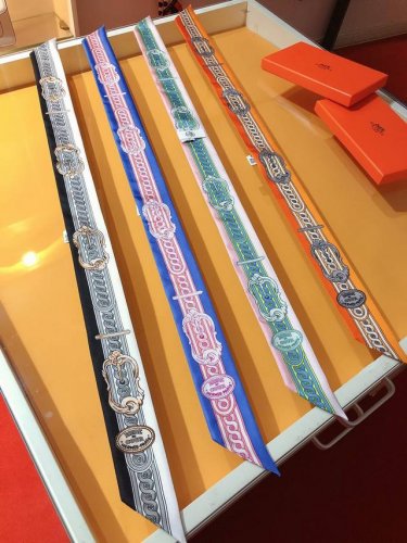 Phms2153 爱马仕新款 宫廷马具 Twilly 顶级斜纹真丝打造 超精细的印花 字迹非常清晰 绝对是送礼自用的首选丝带既可绕于颈间，亦可缠于腕部、腰部，同