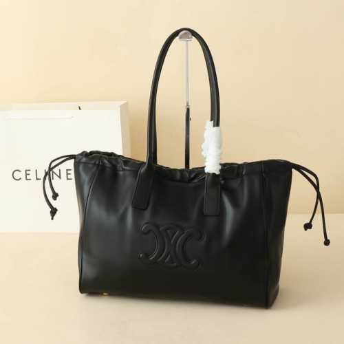 Celin*新款托特加入抽绳设计～ 今年的大包都很招人喜欢～ 两个颜色都很百搭：焦糖色+黑色 包包整体传递着随性和慵懒感～ 大容量满足短信途旅行需求 凹造型好物