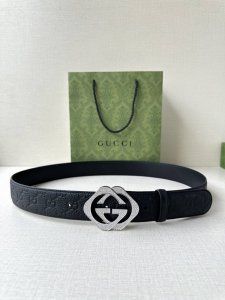 宽度4.0Cm Gucci典藏设计中的标志性元素于早秋系列焕发新意。这款腰带选用黑色超级双G牛皮革打造，互扣式双G施洛华水晶镶嵌五金 调配件更添个性魅力。