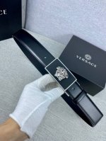 宽度3.5Cm 范思哲 此款腰带饰有标志性的versace美杜莎头像扣，彰显品牌格调。是一款精美的衣橱必备单品。