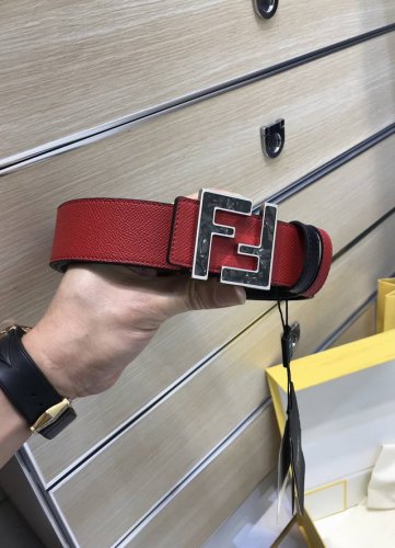 特P210 配送专柜包装 打孔针 新款 Fd 宽38Mm 支持Nfc 芯片扫描，标志造型宽皮带，原版立体双层陶瓷铆钉扣，进口原版手掌纹配制小牛皮制成，镀金表面金