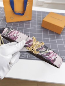 特 寬：40Mm 驢家新品 Nigo新品限量版 專櫃有售新品男士系列 訂製帆布面料飾有最新的圖案 搭配經典咖老花色系 經典鋼K字母搭扣 雙面用 兩種佩戴方式潮男