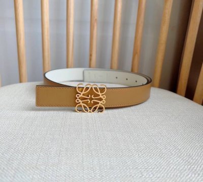 特 LOEWE 罗意威 专柜最新同款腰带 宽：2.8cm 选用光滑牛皮革双面腰带 配有Anagram针扣五孔调节 卓越的工艺 个性的造型 精美的材质