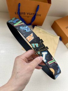 Lv皮带与nba联名合作款 宽度40Cm 全新帆布配有彩色nba字样 衬托与颜色相呼应小牛皮 搭配精密新款搭扣 更多细节请看实拍图