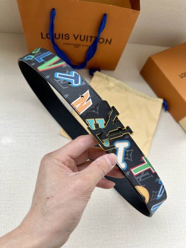 Lv皮带与nba联名合作款 宽度40Cm 全新帆布配有彩色nba字样 衬托与颜色相呼应小牛皮 搭配精密新款搭扣 更多细节请看实拍图