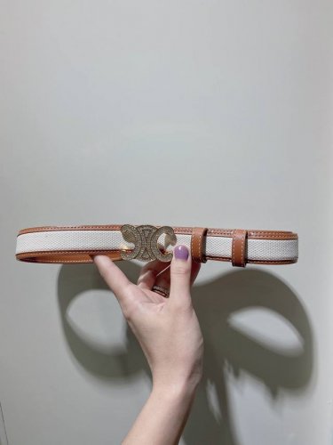 特 Celine 23 中号Triomphe Taurillon皮革腰带 青铜色 Taurillon.中腰，金色饰面金属件、亮面牛皮腰带 咖啡色！Triomph