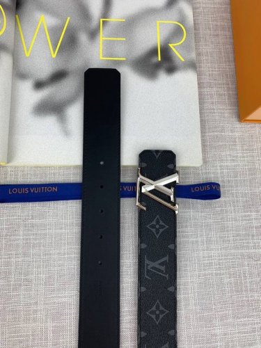 配全套包装盒 Lv 进口老花面料腰带，宽40毫米，搭配不锈钢原单钢扣，内衬小牛皮。商务服装造型的完美搭配。永恒经典，与正品零差距。