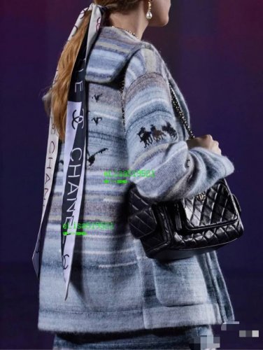 香奈儿Twilly小丝巾来了，Chanel 24K撞色160, 名副其实的小可爱， 人手4色闭眼收，我都不拦着 N久都没有见过这么好看的Twilly 真的是真香