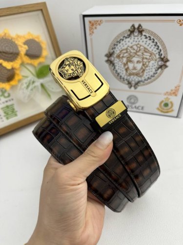 品名：Versace.范思哲 自动带 材质：原单牛皮腰带 百分百头层牛皮腰带保证真皮，24K纯钢扣，专柜原单品质、做工精细，时尚大牌，送人自用首选 包装： 请认