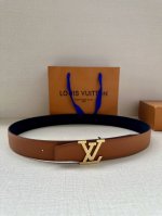 特 Lv Heritage 双面腰带，3.4 宽。精选粒面皮革与纳帕皮革，搭配抛光且菱形新款 Lv 搭扣，独具魅力。微弧形边缘与摩登形状末端，尽显细致匠心，无疑