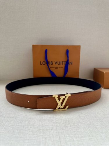 特 Lv Heritage 双面腰带，3.4 宽。精选粒面皮革与纳帕皮革，搭配抛光且菱形新款 Lv 搭扣，独具魅力。微弧形边缘与摩登形状末端，尽显细致匠心，无疑