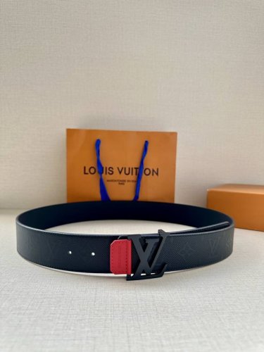 Lv4.0宽 Shadow 腰带拥有 Monogram Shadow 皮革的经典风尚和素面皮革的内敛格调 再为 Lv 新款扣头 以摩登笔触焕新男士衣橱