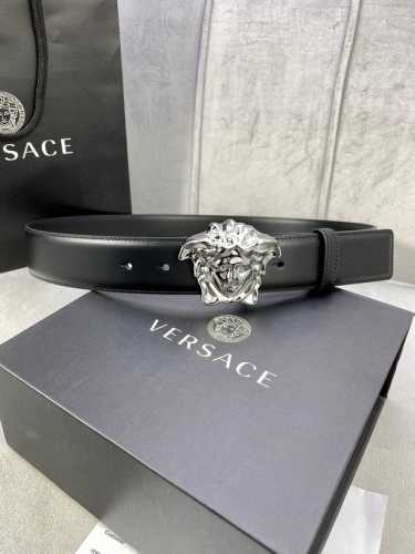 宽度4.0Cm Versace 范思哲 此款原版皮带饰有Versace品牌标志：3D美杜莎皮带扣，这也是Palazzo系列的一部分。