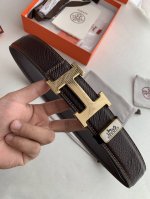 品名： 爱玛仕.Hermes原单 型号：双面使用挂扣，图片实物拍摄 材料：双面头层牛皮，挂扣系列，纯钢质扣头，钯镀电镀工艺永不掉色。带身可双面使用，双面纹，专柜