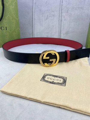 宽度4.0Cm Gucci 双面腰带，一侧为Gg Supreme帆布，反面一侧为枣红色头层小牛皮。配以互扣式双G钢扣采用真空电镀 厚度6.0Mm