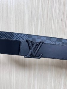 当季新款，4.0Mm双面进口小牛皮一面压，激光，大格，做工精细，搭配精品扣头，时尚美观大方，官网同步，