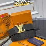 Lv Dimension 双面腰带将创意传承与华美街头风范共冶一炉，彰显创意总监 Pharrell Williams 的时尚远见。Monogram 帆布铺陈外层