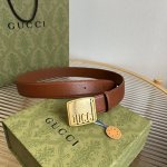 G家 宽度3.5 男士腰带 各式百搭单品继续为Gucci 2024早春系列添姿加彩。这款时尚腰带以黑色皮革匠心呈现，配以由钯金色调金属打造的Gucci铭牌腰带扣