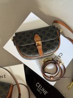 配盒 双肩带 Size：上宽21*14Cm Celin 马鞍包Folco 今年夏天实用又轻便的包包来啦~可腋下 可斜挎 轻便小巧但非常能装 配置双肩带哦！