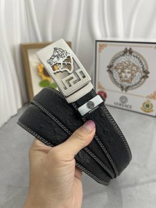 品名：Versace.范思哲 自动带 材质：原单牛皮腰带 百分百头层牛皮腰带保证真皮，24K纯钢扣，专柜原单品质、做工精细，时尚大牌，送人自用首选 包装： 请认