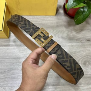 特 Fendi 芬迪 专柜同款 宽4.0Cm 双环正反用腰带 Ff按钉搭扣 土黄Cuoio Romano皮革材质 反面面料带有烟草黄和黑色Ff图案 四方金属饰面