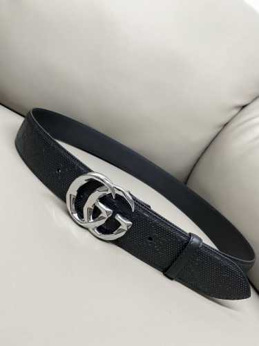 Gucci 古琦 4.0寬marmont系列印花压纹皮革腰带 Guccio Gucci字母交织图案巧妙融入纹理和材质变化，以印花压纹形式点缀在这款腰带的黑色皮革