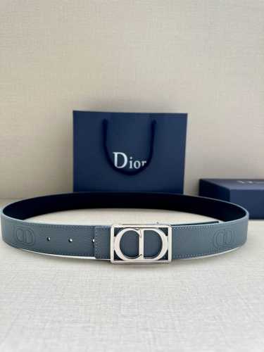 特 宽度3.5cm Dior 这款腰带扣是春、秋季新品，采用金属覆层纯不锈钢打造镂空金属饰牌，中间突显 CD Icon 标志。可与各式 35 毫米腰带搭配，提升