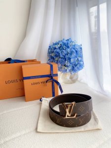 特 P150 Linitiales Monogram双面腰带，40毫米 Linitiales 40号腰带新推出的Monogram双面版本，搭配金色润饰的带扣，采